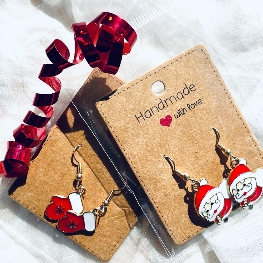 🎄🎅 NWT Lot of 2 Festive Holiday Drop Earrings – Mitten & Santa Set ❄️✨